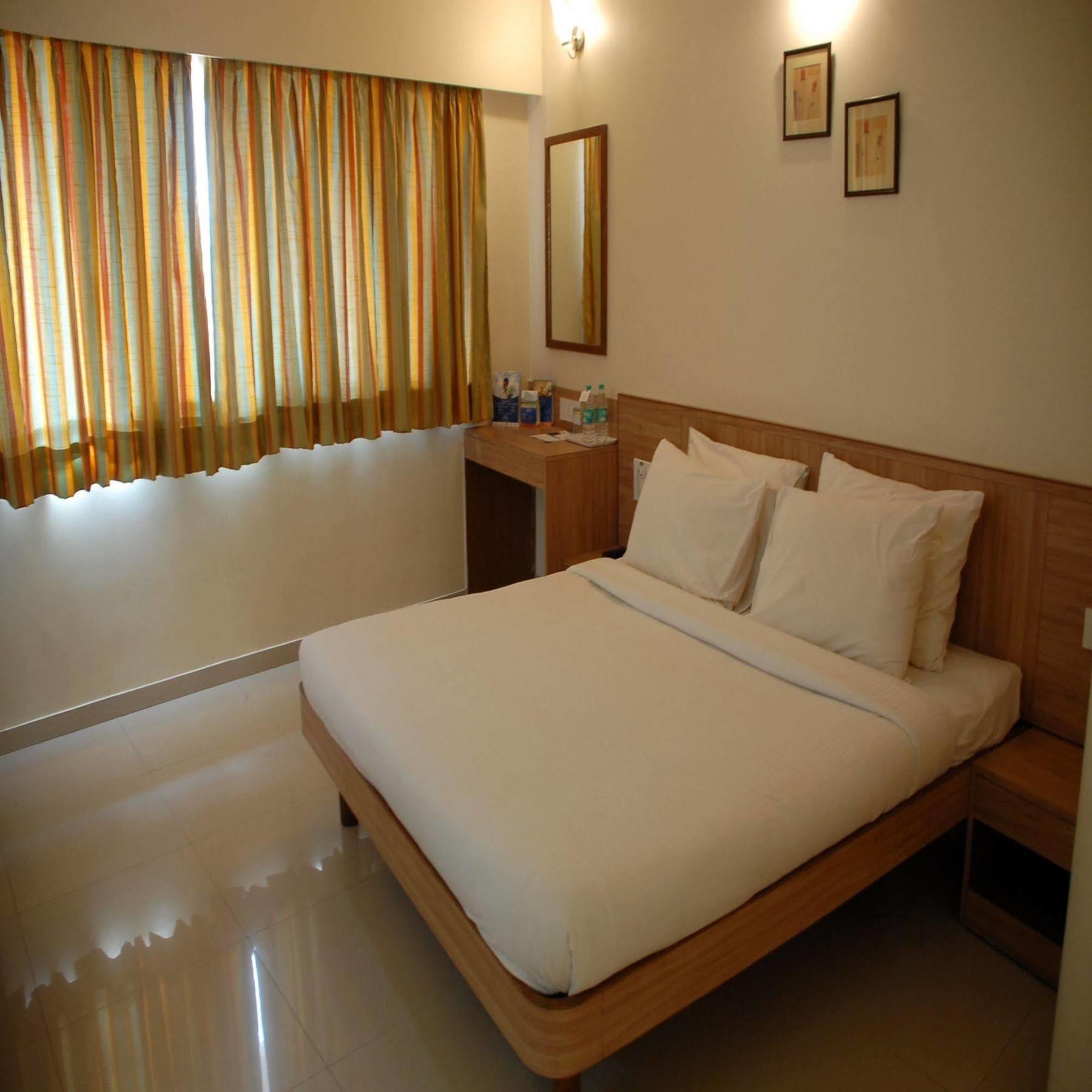 Sahil Sarovar Portico Lonavala Eksteriør billede