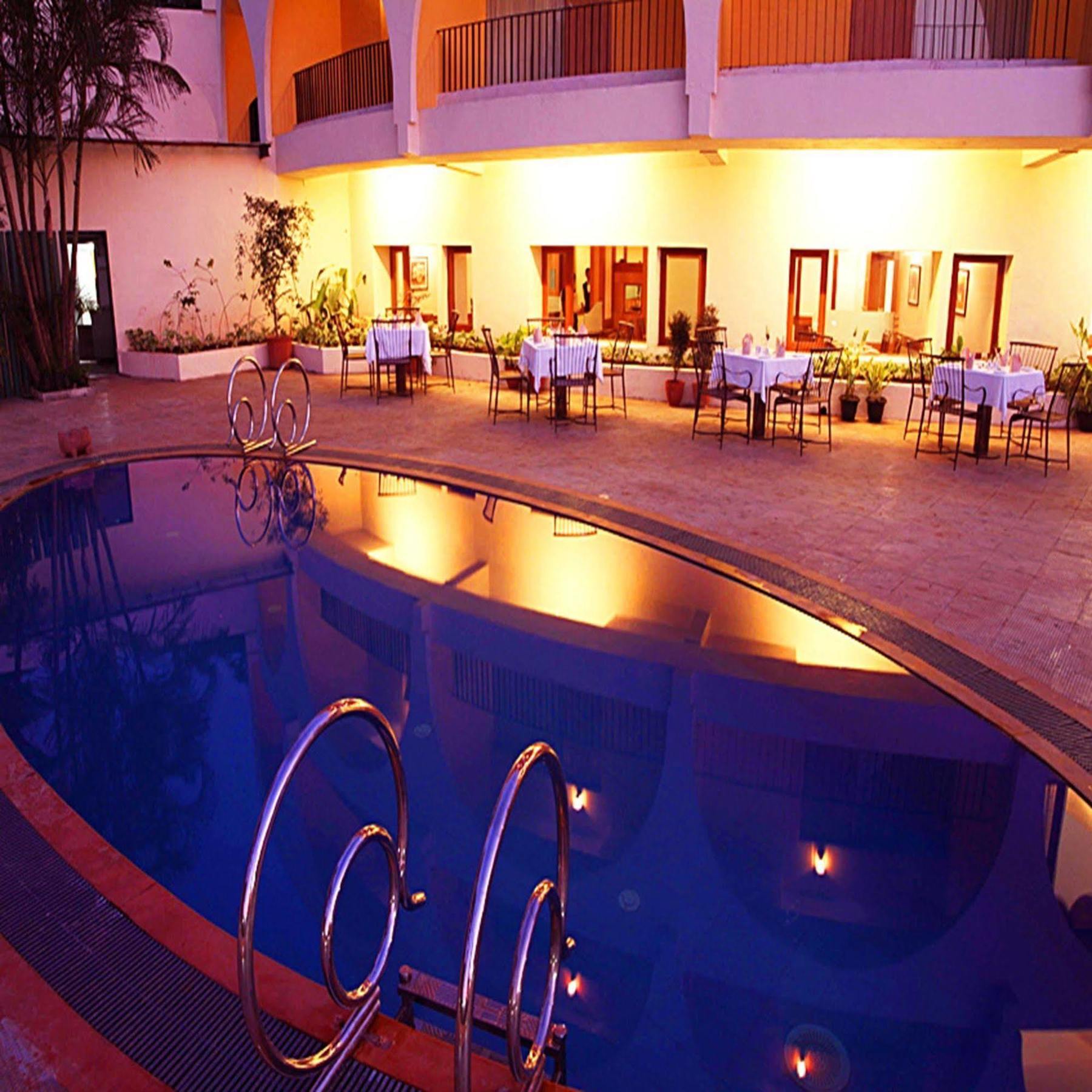 Sahil Sarovar Portico Lonavala Eksteriør billede