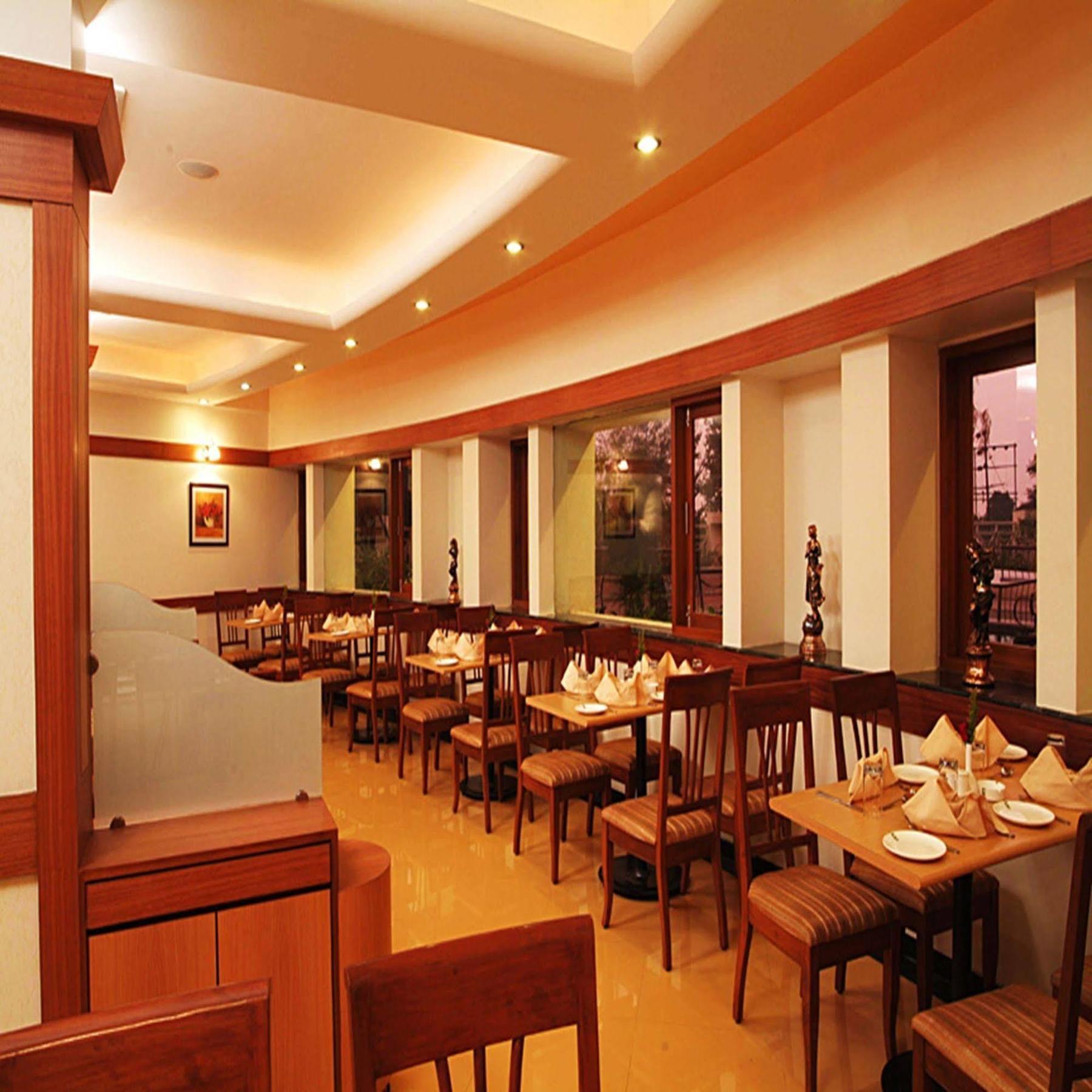 Sahil Sarovar Portico Lonavala Eksteriør billede
