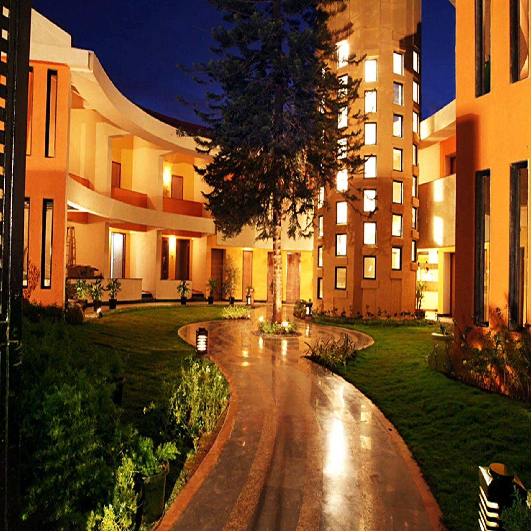 Sahil Sarovar Portico Lonavala Eksteriør billede