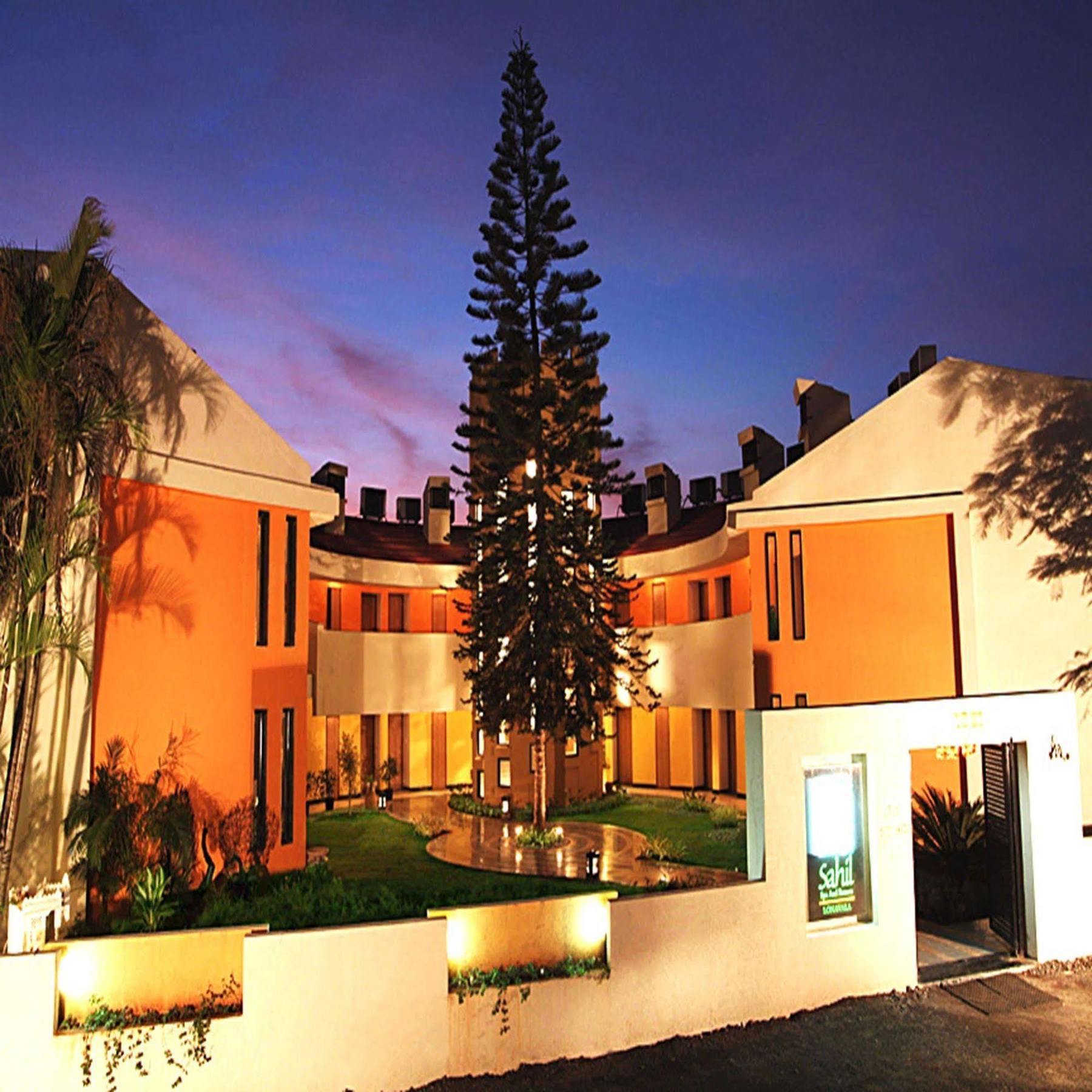 Sahil Sarovar Portico Lonavala Eksteriør billede